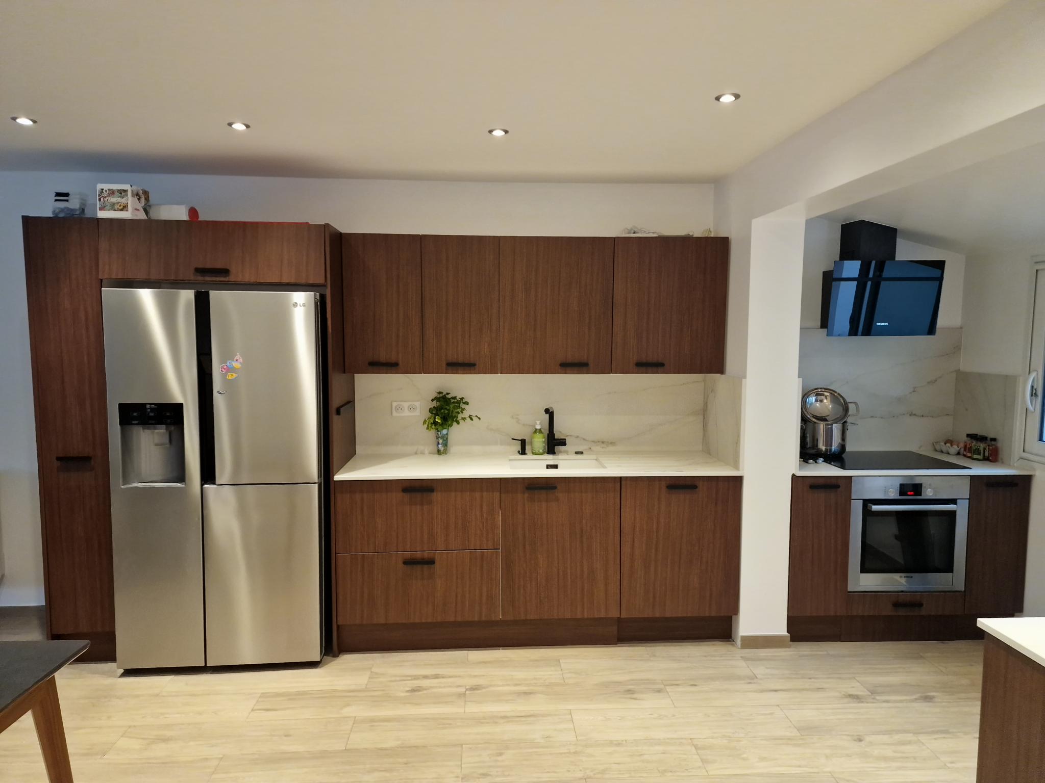 Rénovation d'une cuisine avec un effet bois foncé dans un appartement en rez-de-chaussée chez un particulier à Fontenay dans le Val de Marne 94