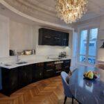 Cuisine rénovée par cover vinyle noir laqué J5 dans un appartement haussmannien d'un particulier à Paris