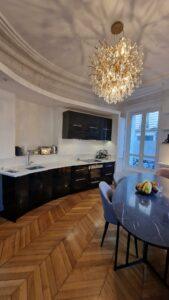 Cuisine rénovée par cover vinyle noir laqué J5 dans un appartement haussmannien d'un particulier à Paris