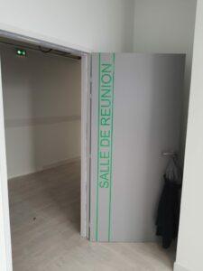 Signaletique sur porte-marquage toute hauteur-couleur-monochrome