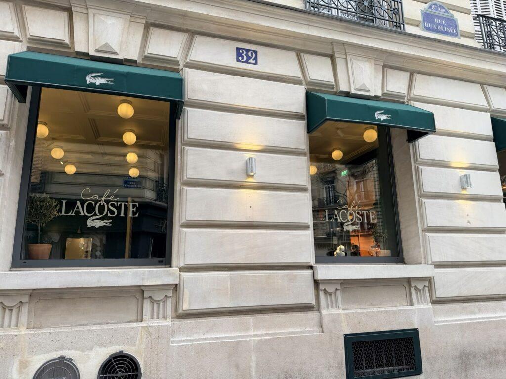 café-lacoste-paris-marquage-vitrine-crocodile-blanc 9001-paris-75 (1)
