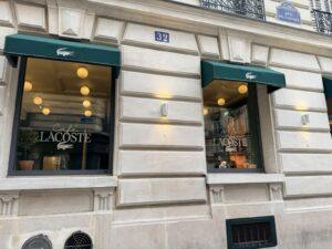 café-lacoste-paris-marquage-vitrine-crocodile-blanc 9001-paris-75 (1)