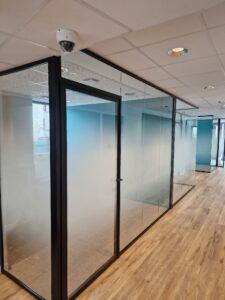 film-decoratif-intimité-futura-diffusant-cloison-verre-banque-cic-brie-comte-robert-77 (7)