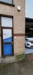 signaletique-porte-film-micro-perforé-couleurs-quadri-avec-logo