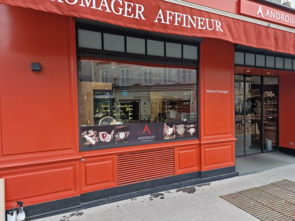 signalétique-vitrophanie-sur-mesure-personnalisé-impression-quadri-vitrine-professionnel-paris-75-boutique (1)
