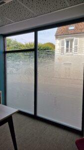 film-intimité-dépoli-sur-mesure-linaire-ligne-bandes-horizontales-banque-brie-comte-robert-77 (1)