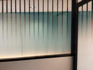 film-intimité-dépoli-sur-mesure-linaire-ligne-bandes-horizontales-banque-brie-comte-robert-77 (8)